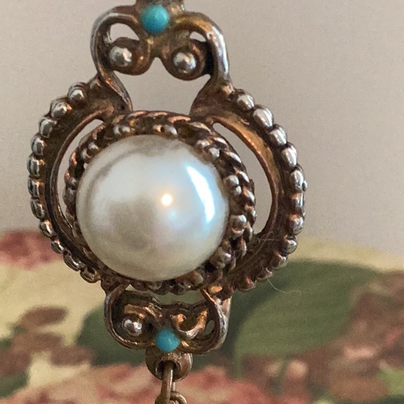 VINTAGE Gorgeous Faux Goldtonepearl & purple Cabushon Drop post pierced earrings - Picture 4 of 8